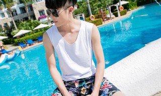 男生怎么选泳衣（男孩泳衣怎么选）