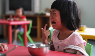 孩子第一次上幼儿园会哭怎么安慰（刚入幼儿园的孩子哭怎么安慰）