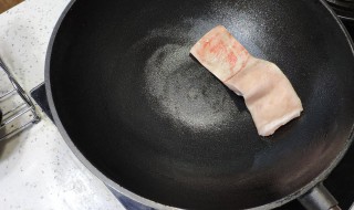 如何清洗铁锅（如何清洗铁锅内的黑垢）