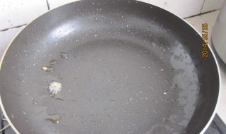 平底锅如何清洗（平底锅如何清洗底部）