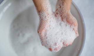 如何让发黄的硅胶手机壳变白（怎么让发黄的硅胶手机壳变白）