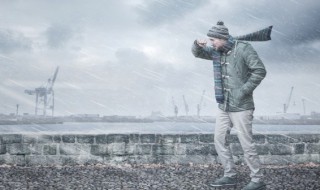 衣服被雨淋了要重新洗吗 晾干的衣服被雨淋了要重新洗吗