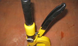 钢板打孔用什么工具（钢板打孔用什么工具好）