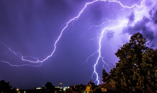 打雷可以开灯吗（打雷能不能开电灯）