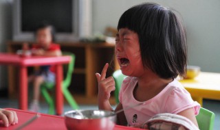 怎么让小孩上幼儿园不哭闹（怎么能让小孩上幼儿园不哭）