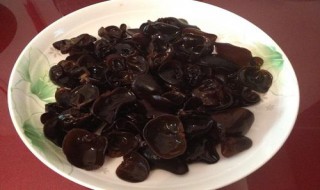 泡干黑木耳的方法（黑木耳干能用开水泡吗）