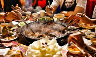 第一次见面要和女生吃火锅吗（第一次跟女生出去吃饭吃火锅可以吗?）