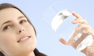 喝白开水有什么好处 喝水后很快就尿的原因