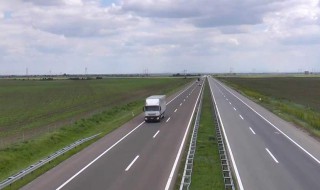 开车在高速公路犯困怎么办 在高速上开车容易犯困是怎么回事?