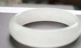 怎样识别玉手镯（怎样识别玉手镯和玉石,买玉前先听听行家怎么说!）