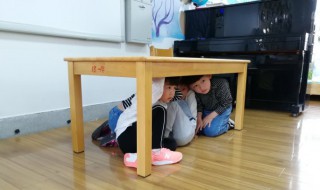 当地震发生时你在家里应如何避震（地震发生时在家里如何躲避）