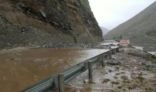 山区遇到泥石流怎样正确逃跑 山区遇到泥石流应该往哪跑