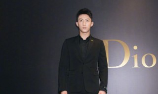 黑色衬衣泛白怎么处理 黑色衬衣泛白怎么处理干净