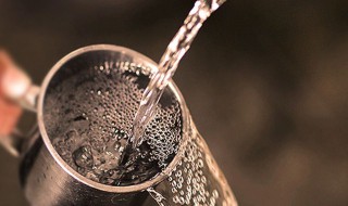如何解酒醒酒的简单方法 如何解酒醒酒的简单方法视频