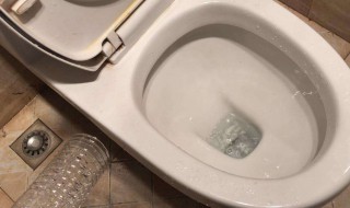马桶堵了最快的办法（马桶堵了最快的办法用热水等几分钟）