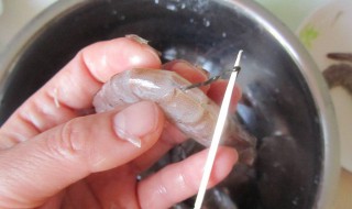 活剥虾线的方法（活虾怎么剥虾线怎么去虾线）