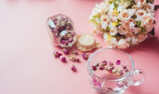 玫瑰花和什么一起泡水喝好（玫瑰花和什么一起泡水喝好女性）