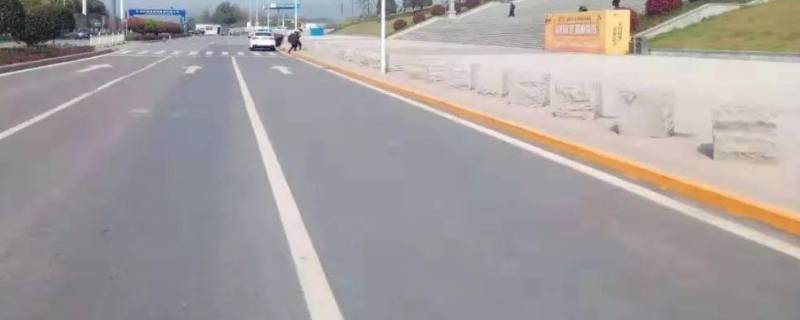 路缘石上的黄实线的含义是什么（路缘石上的黄线实线的含义）