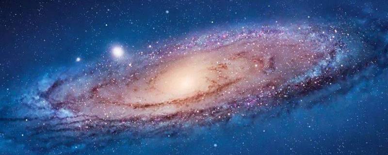 银河系中间亮的是什么（银河系中间亮的是什么星星）