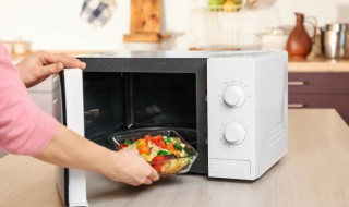 微波炉里面能放塑料吗（微波炉里面能放塑料吗有毒吗）