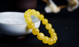 蜜蜡脏了怎么清洗（蜜蜡脏了怎么清洗蜜蜡带时间长了发乌要咋样清洗）